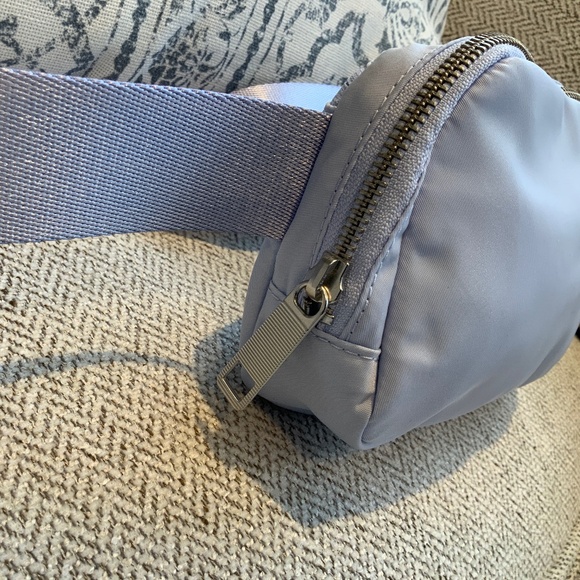 NWT PASTEL BLUE Lululemon Everywhere Belt Bag with Metal Hardware Zipper - Picture 3 of 11